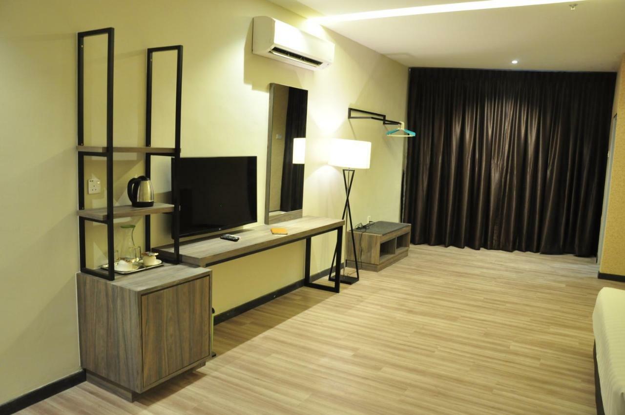 Frazel Inn Hotel Parit Buntar Exteriör bild