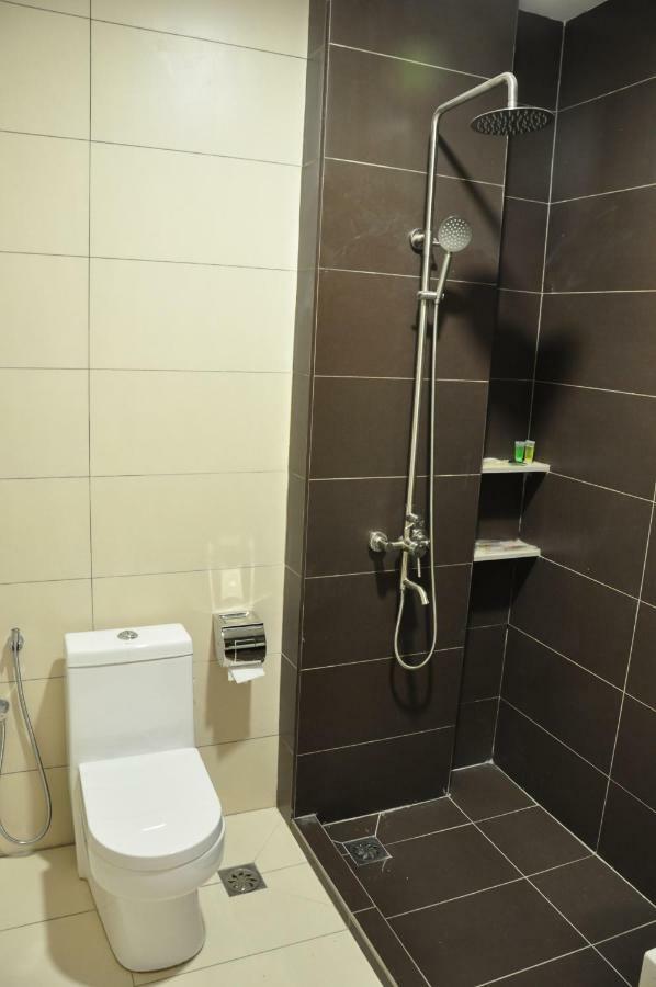 Frazel Inn Hotel Parit Buntar Exteriör bild