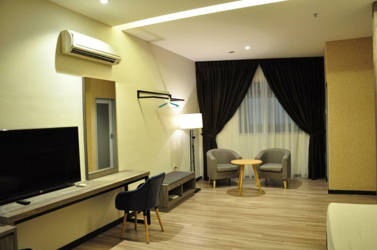 Frazel Inn Hotel Parit Buntar Exteriör bild
