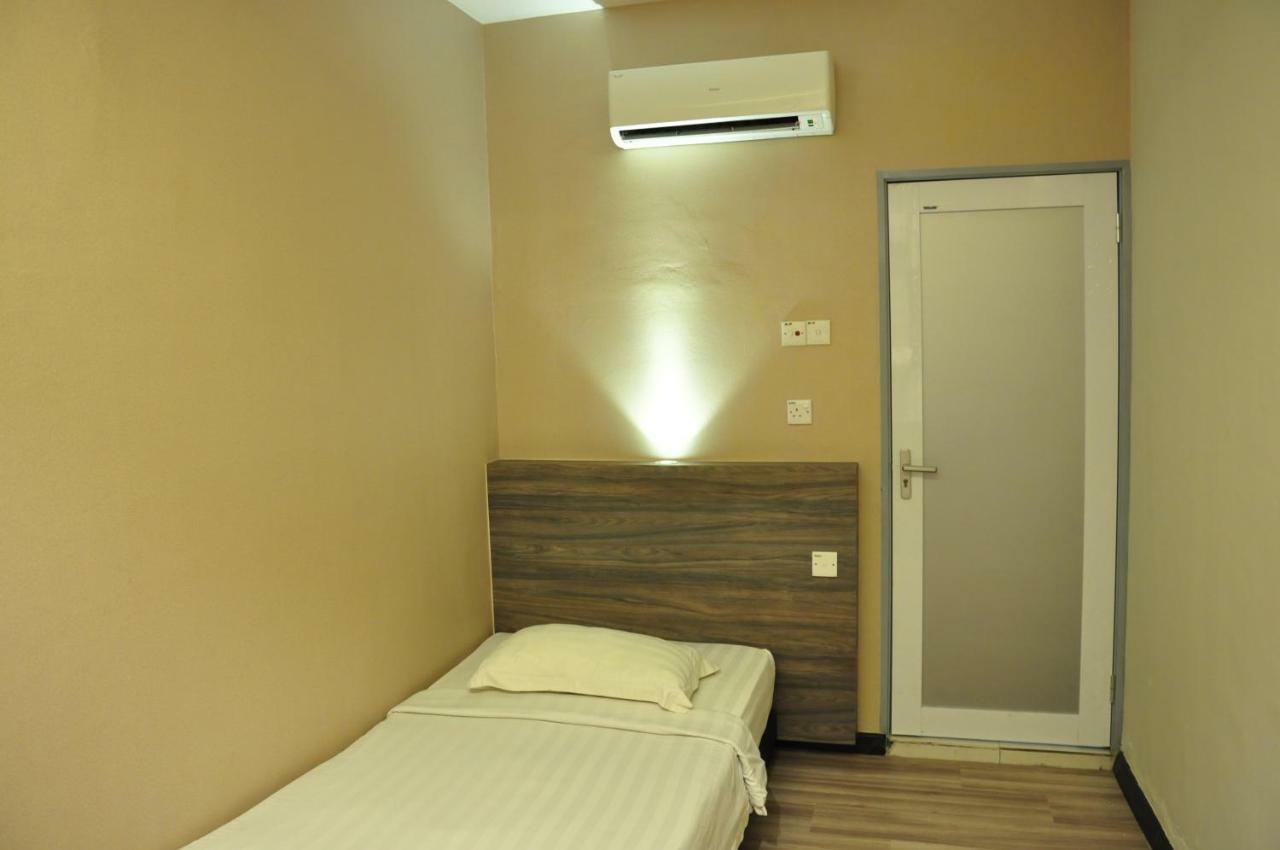 Frazel Inn Hotel Parit Buntar Exteriör bild