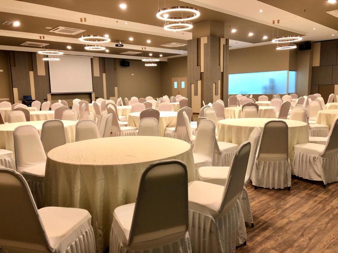 Frazel Inn Hotel Parit Buntar Exteriör bild