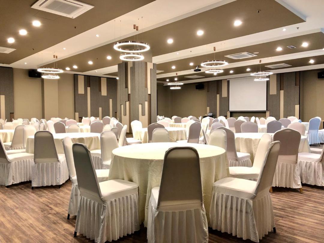 Frazel Inn Hotel Parit Buntar Exteriör bild